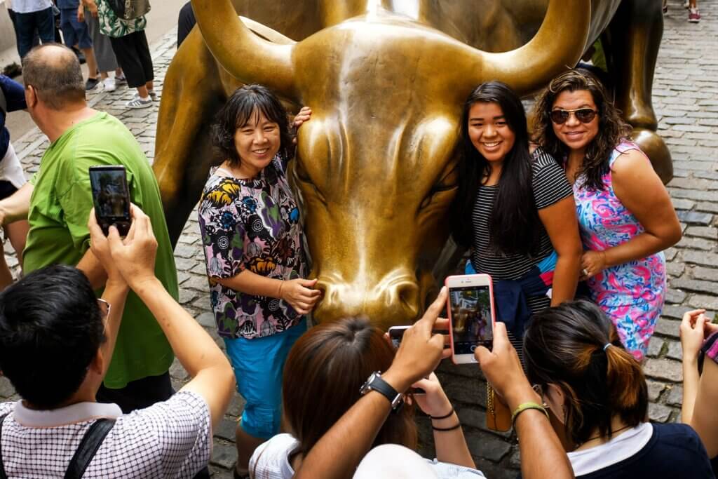 ดัชนีหุ้นสหรัฐฯ ได้พลิกฟื้นขึ้นหลังการรูดลงอย่างแรงในช่วงปลายตลาดวันอังคาร โดยได้ปัจจัยบวกหนุน จากข่าวข้อตกลงระหว่างรัฐบาลทรัมป์กับบริษัทเทคโนโลยีชีวภาพ Moderna วงเงิน $1.5 B ข่าวการแตกหุ้นในอัตราส่วน 5 สำหรับ 1 ของหุ้น Tesla รายงานผู้ติดเชื้อรายวันในสหรัฐฯ ที่เพิ่มขึ้นต่ำกว่าระดับ 50,000 ติดต่อกันเป็นวันที่สาม และจากหุ้นกลุ่มเทคโนโลยีที่กลับฟื้นขึ้นอีกครั้ง โดยได้กดดัน $ และช่วยหนุนราคาทองให้พลิกฟื้นกลับขึ้นไปด้วย - ZFX