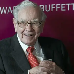 ข่าวการเข้าถือหุ้นใน 5 อันดับบริษัทการค้าของญี่ปุ่นของนาย Warren Buffett รวม $6.25B ได้ช่วยหนุนดัชนีหุ้นญี่ปุ่นในช่วงต้นตลาดวันจันทร์